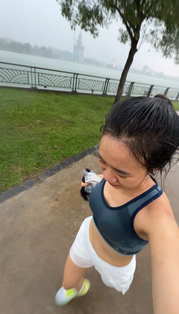 Có nên chạy bộ khi trời mưa