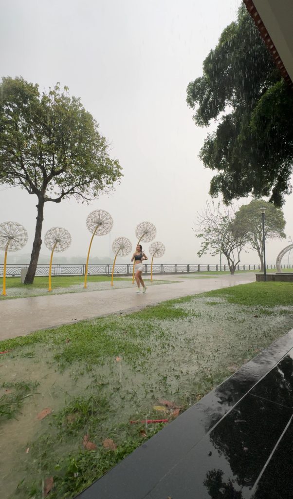 Có nên chạy bộ khi trời mưa