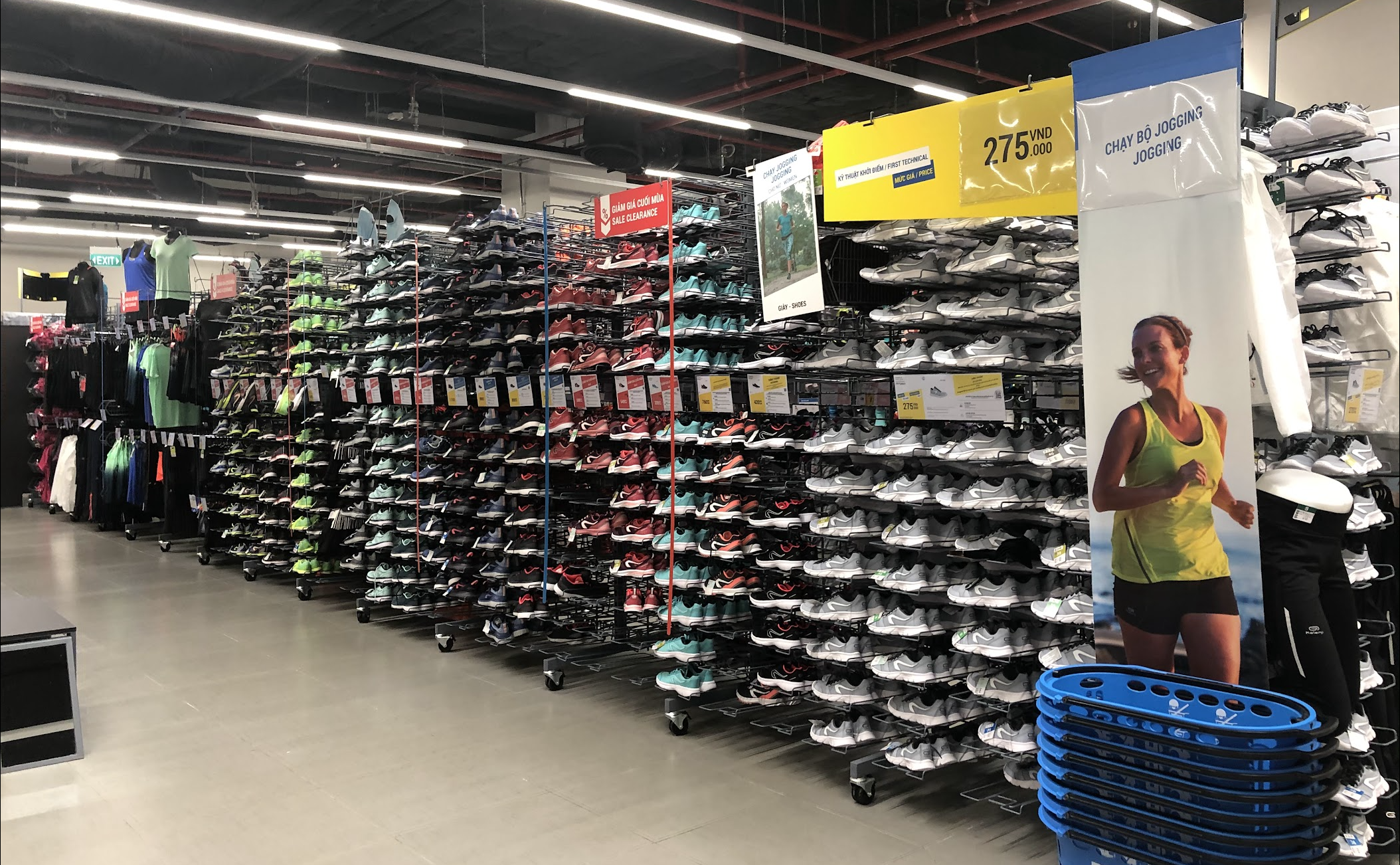 giày sneaker có chạy bộ được không