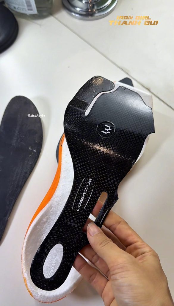 Giày chạy bộ đế Carbon