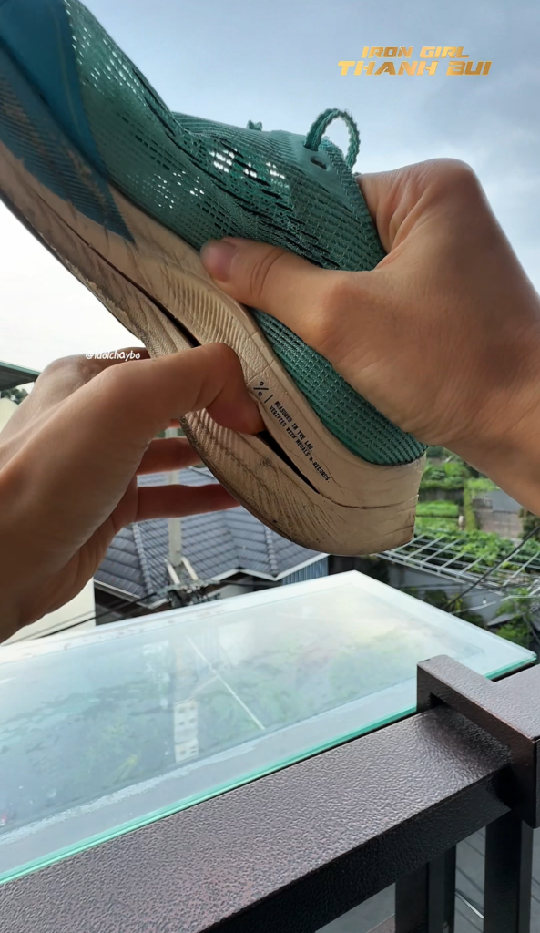Giày chạy bộ đế Carbon